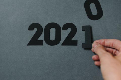 Person placing a 1 to make 2020 become 2021