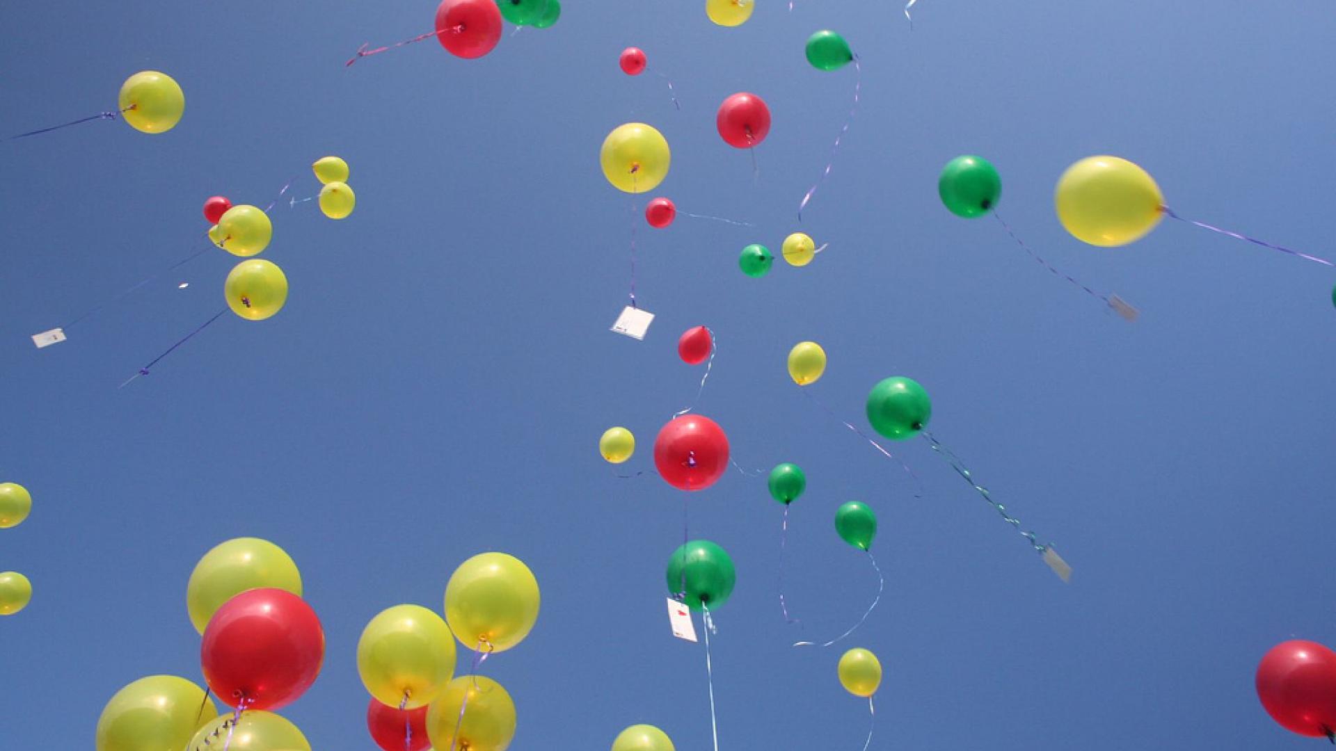 Image of lots of balloons in the sky